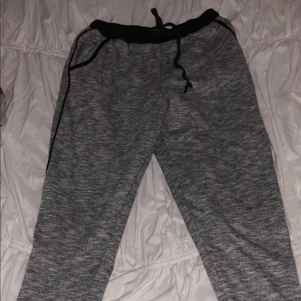 gray and black jogger